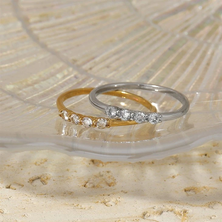 Zierlicher stapelbarer CZ-Ring