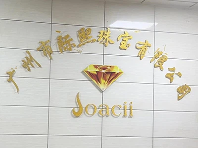 Israelischer Kunde begutachtet Kupferschmuckproben in der Anlage in Guangzhou