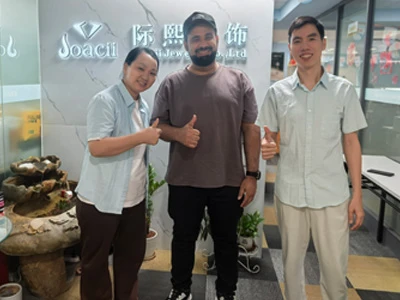 Ein Kunde aus Oman besucht unsere Fabrik in Guangzhou für Stein- und Perlensc...