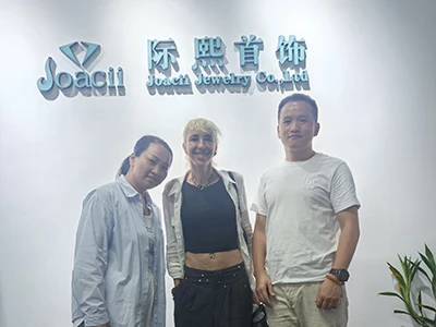 Spanischer Schmuckkunde besucht Joacii Jewelry in Guangzhou